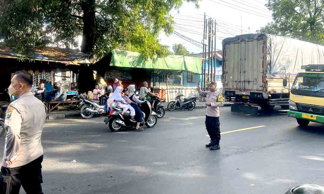 Polsek Babat Lakukan Pengaturan Lalu Lintas Di Lokasi Kebakaran