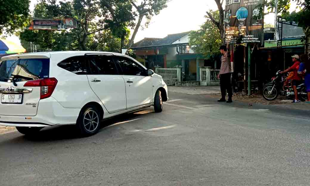 Polsek Sekaran Lakukan Giat Commander Wish Di Simpang Tiga Pasar Miru
