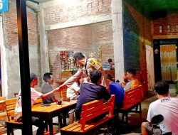 Polsek Sekaran Patroli Dialogis di Warung Kopi Guna Jaga Kondusifitas Jelang Pilkada 2024