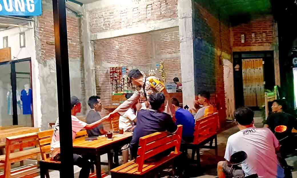 Polsek Sekaran Patroli Dialogis Di Warung Kopi Guna Jaga Kondusifitas