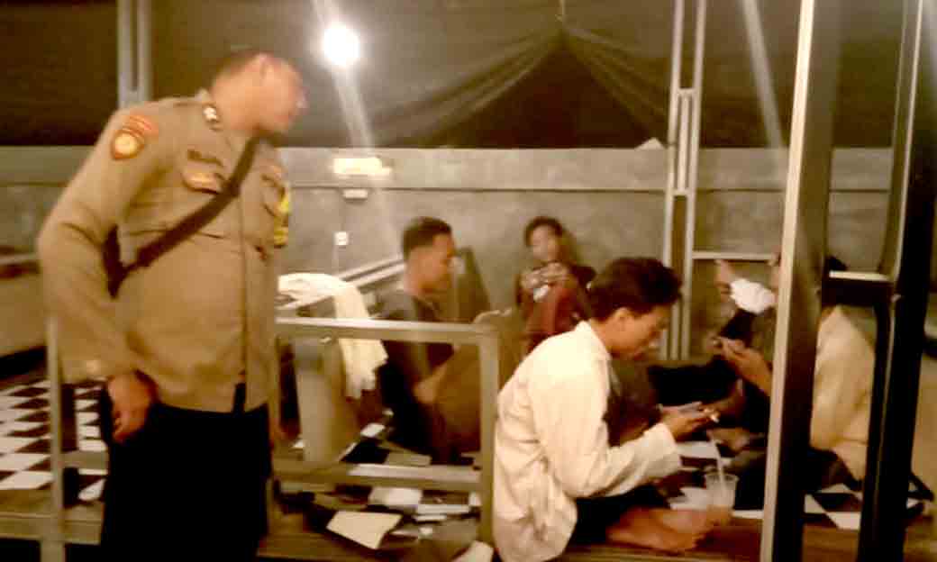 Polsek Sekaran Sambangi Masyarakat Sedang Cangkruan Di Warung Kopi