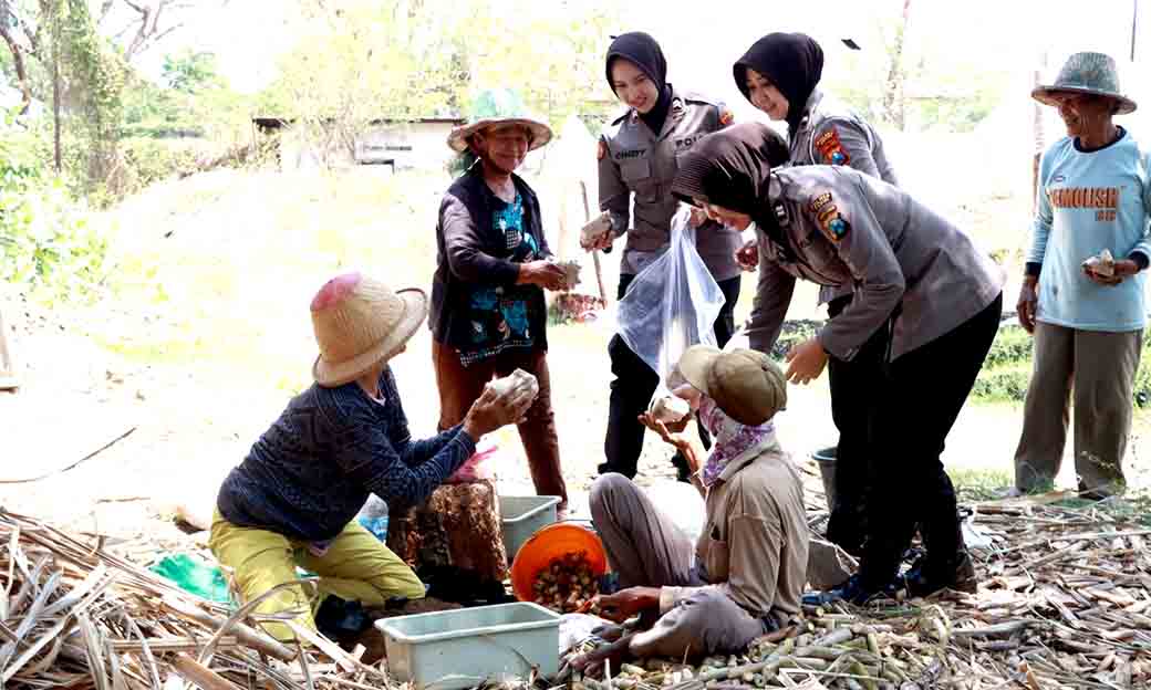 Polwan Polres Kediri Berbagi, Program Rutin Dekatkan Diri Dengan Masyarakat