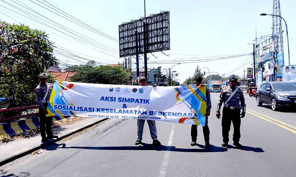 Satlantas Polres Lamongan Gelar Aksi Simpatik Dan Sosialisasi Keselamatan Berkendara