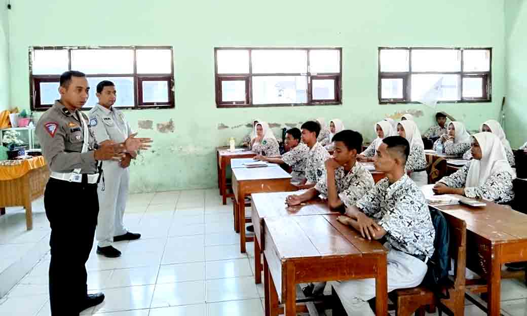 Satlantas Polres Lamongan Lakukan Aksi Simpatik Dan Sosialisasi Ops Zebra