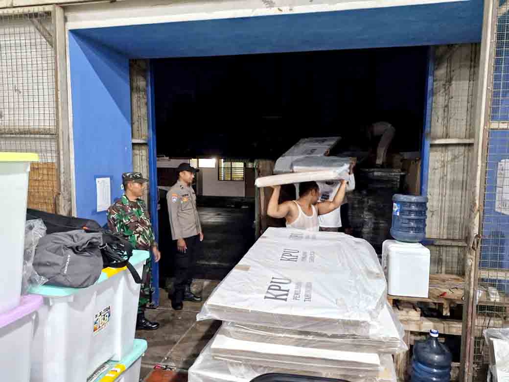 Sinergitas Polres Blitar Bersama Tni Amankan Bilik Suara Pilkada 2024 Di Gudang Kpu