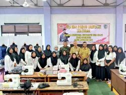 Warga Pagung dapat Ilmu baru menjahit dari Satgas TMMD 122 Kodim 0809/Kediri Bersama Disnaker Kabupaten Kediri.