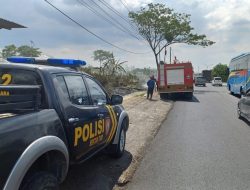 Aksi Sigap Kapolsek Turi Bersama Anggota dan PMK Padamkan Kebakaran Akibat Puntung Rokok