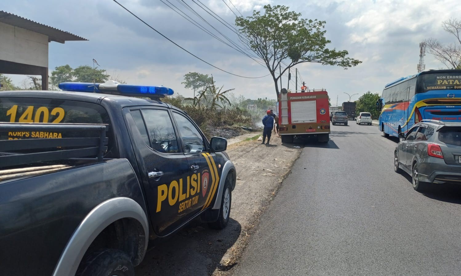 Aksi Sigap Kapolsek Turi Bersama Anggota Dan Pmk Padamkan Kebakaran Akibat Puntung Rokok