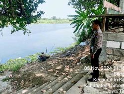 Antisipasi Banjir Anggota Polsek Babat Periksa Debit Air Bengawan Solo