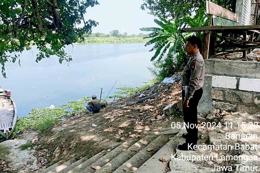 Antisipasi Banjir Anggota Polsek Babat Periksa Debit Air