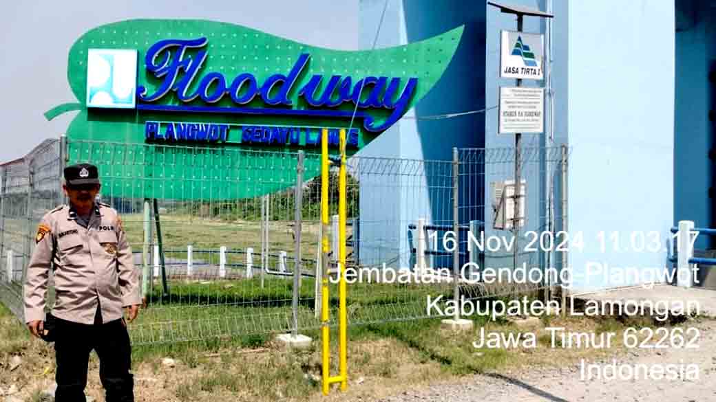 Antisipasi Banjir Polsek Laren Patroli Debit Air Bengawan Solo