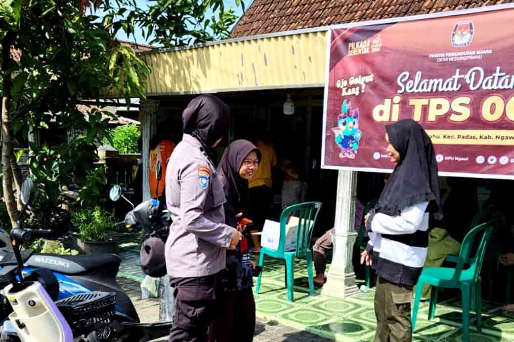 Beri Rasa Aman Masa Pungut Suara Pilkada 2204, Polwan Polres Ngawi Patroli