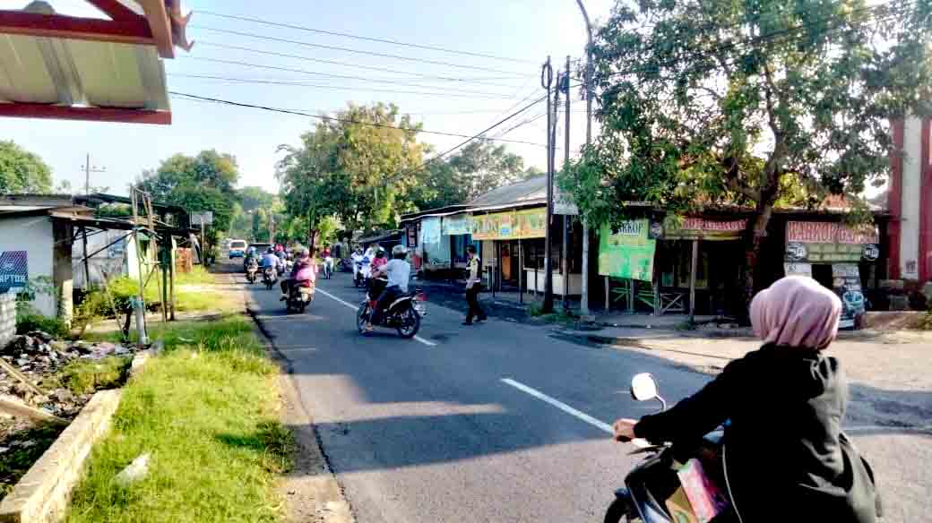 Commander Wish Polsek Sekaran Berikan Kenyamanan Masyarakat Saat Beraktifitas Di Pagi Hari