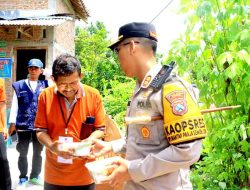 Cooling System Pungut Suara, Polres Ngawi Bagikan Makanan Sehat Kepada Masyarakat