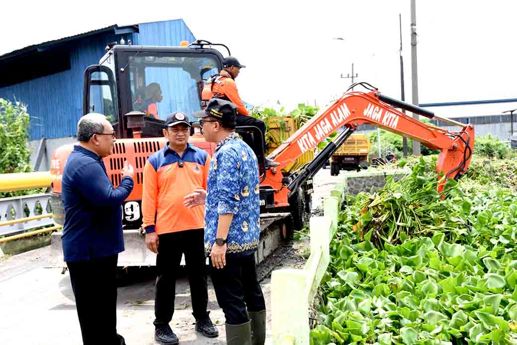 Dinas Pu Bina Marga Dan Sda Sidoarjo Dibantu Bpbd Jatim Dan Bpbd Sidoarjo Normalisasi Sungai