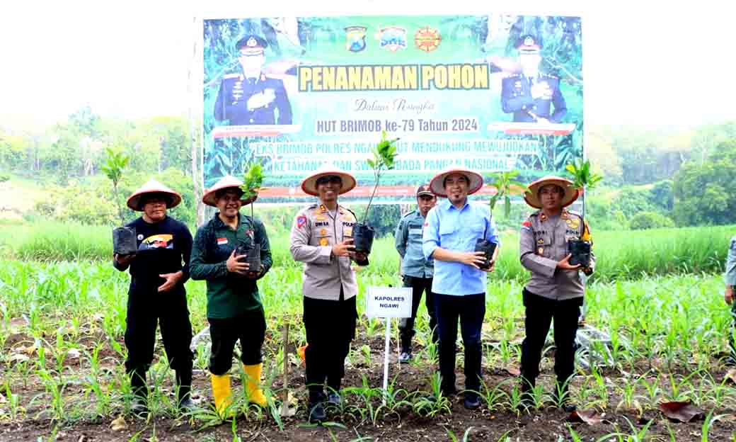Dukung Asta Cita, Eks Brimob Polres Ngawi Tanam Pohon