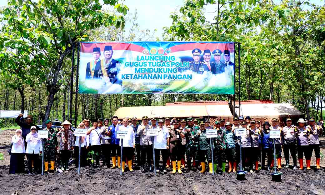 Dukung Ketahanan Pangan Nasional, Polres Bersama Forkopimda Ngawi Tanam Jagung Dan Bagi Sembako