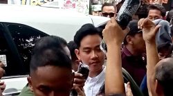 Gibran Bagi Kaos, Warga Ngawi Rela Berdesakan Dan Berebutan