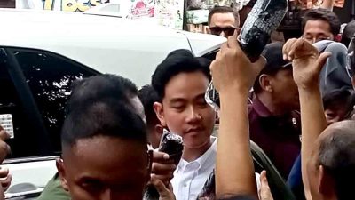 Gibran Bagi Kaos, Warga Ngawi Rela Berdesakan Dan Berebutan