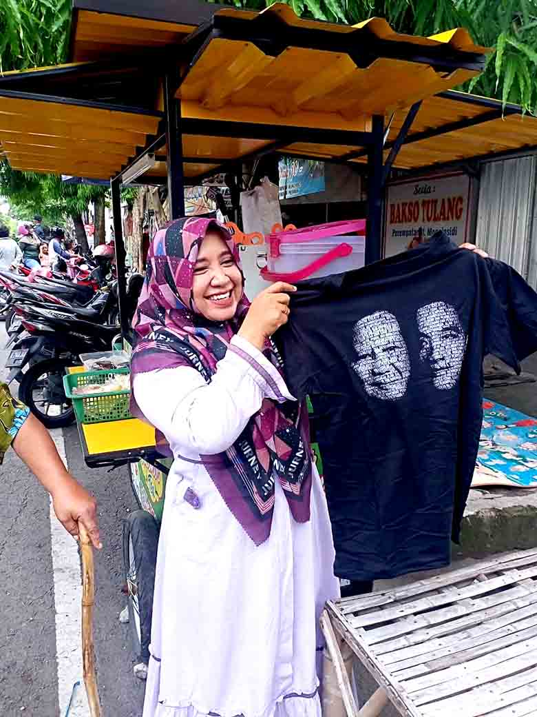 Gibran Bagi Kaos, Warga Ngawi Rela Berdesakan Dan Berebutan 3