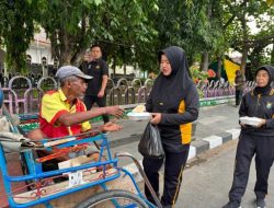 Jum’at Berkah, Humas Polres Kediri Kota Bagikan Nasi Kotak Kepada Masyarakat