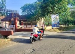 Laksanakan Commander Wish Anggota Polsek Laren Atur Kelancaran Lalu Lintas Pagi Hari