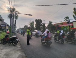 Anggota Polsek Babat Laksanakan Pengaturan Lalu Lintas di Depan SMPN 1 Babat Pada Jam Sekolah