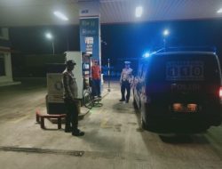 Patroli Blue Light Malam Hari Polsek Babat Pantau Serta Beri Himbauan pada Pegawai SPBU Jelang Pilkada 2024.