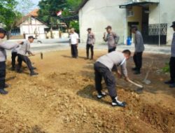Kapolsek Laren Bersama Anggotanya Manfaatkan Lahan Pekarangan Kantor Untuk Ketahanan Pangan