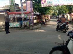 Commander Wish Pagi Polsek Sekaran Hadir di Tengah Masyarakat Dalam Pengaturan Arus Lalu Lintas Pagi di Jalan Raya