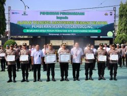 Perhutani Divre Jatim Beri Penghargaan Polresta Banyuwangi sebagai Pelopor Pemberantasan Illegal Logging