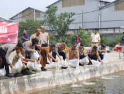 Polres Lamongan Kolaborasi Tabur Benih Ikan dan Penanaman Bibit Jagung Dukung Ketahanan Pangan