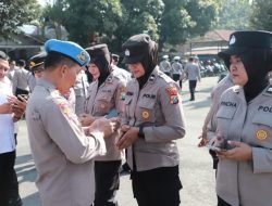 Propam Polres Kediri memeriksa ponsel seluruh personel. Pemeriksaan itu dilaksanakan setelah apel pagi di lapangan Mapolres Kediri, Senin (18/11/2024)