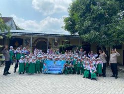 Suasana berbeda di Mapolsek Gurah, pada Selasa (19/11/2024). Polsek Gurah kedatangan ratusan siswa PG-RA Taman Pendidikan Islam (TPI) Desa Tambakrejo Kecamatan Gurah, didampingi wakil gurunya