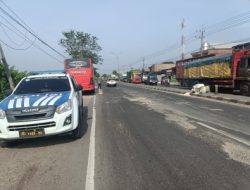 Unit Gakkum Satlantas Polres Lamongan Evakuasi Korban Kecelakaan di Jalan Lamongan-Babat