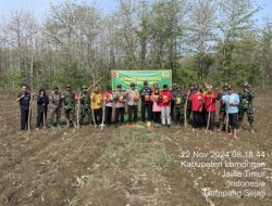 Dukung Ketahanan Pangan, Polsek Laren Bersama Danramil Tanam Jagung di Lahan SMPN 1 Laren