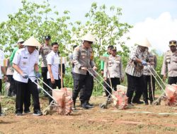 Manfaatkan Lahan Kritis, Polres Bondowoso Bersama Kodim 0822 Tanam Jagung Gelorakan Swasembada Pangan