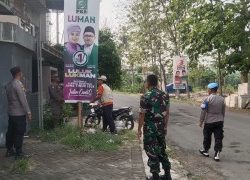 Anggota Polsek Laren Bersama PPK Kecamatan Laren Melaksanakan Penertiban APK Dalam Rangka Masa Tenang Pilkada 2024