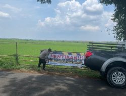 Polsek Laren Melaksanakan Pemasangan Benner Himbaun Terkait Larangam Menggunakan Setrum Aliran Listrik di Sawah