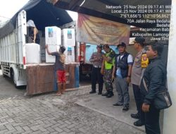Anggota Polsek Babat Melaksanakan Pengawalan Pergeseran Logistik Dari Gudang Bulog Menuju Gudang PPK Kecamatan Babat