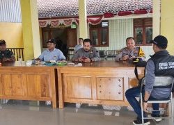 Kapolsek Sekaran Monitoring Penghitungan Suara Pilkada 2024 di Beberapa TPS