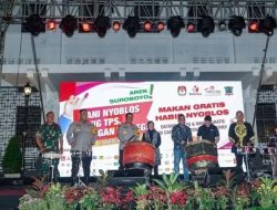 Warga Antusias Sambut Program Makan Gratis “Mari Nyoblos Mangan Wareg” di Kota Surabaya