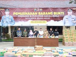 Polres Kediri memusnahkan barang bukti makanan dan minuman kedaluwarsa terkait kasus keracunan massal yang terjadi dalam acara pengajian di Desa Krecek, Kecamatan Badas, Kabupaten Kediri, pada Selasa (1/10/2024) lalu
