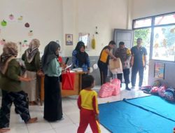Kapolsek Ngasem Iptu Ardian Wahyudi bersama personel melaksanakan berkunjung ke sekolahan TK Darma Wanita Desa Tugurejo Kecamatan Ngasem Kabupaten Kediri, dan melakukan kegiatan memberikan makanan bergizi, pada Jumat (29/11/2024)