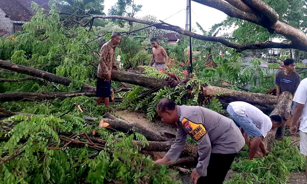 Kapolsek Modo Bersama 3 Pilar Tanggap Darurat Bencana Hujan Deras Dan Angin Kencang Di Desa Yungyang Dan Pule