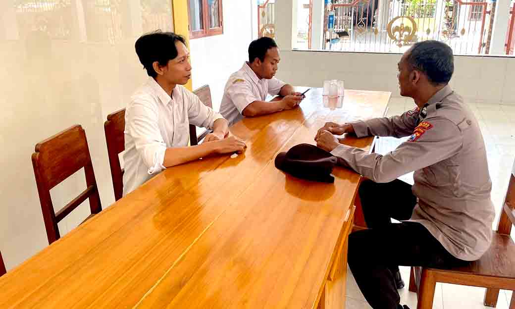 Laksanakan Patroli Dialogis Polsek Laren Memberikan Himbauan Kepada Prangkat Desa Karangtawar