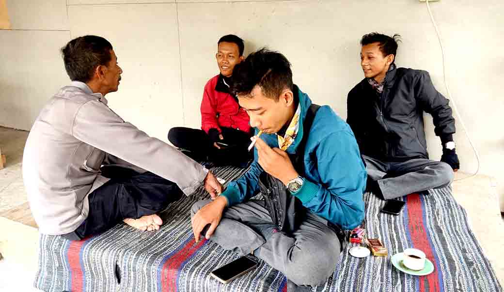 Meningkatkan Harkamtibmas Anggota Polsek Laren Memberikan Himbauan Jelang Pemilukada 2024