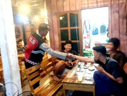 Patroli Malam Hari Personil Polsek Sekaran Temui Warga di Warung Kopi