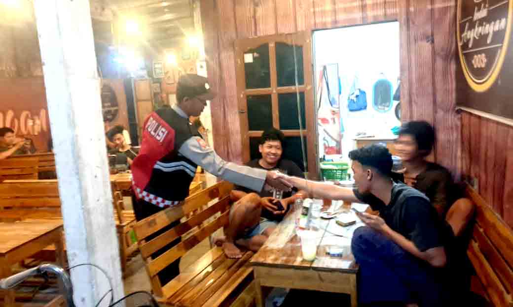 Patroli Malam Hari Personil Polsek Sekaran Temui Warga Di Warung Kopi