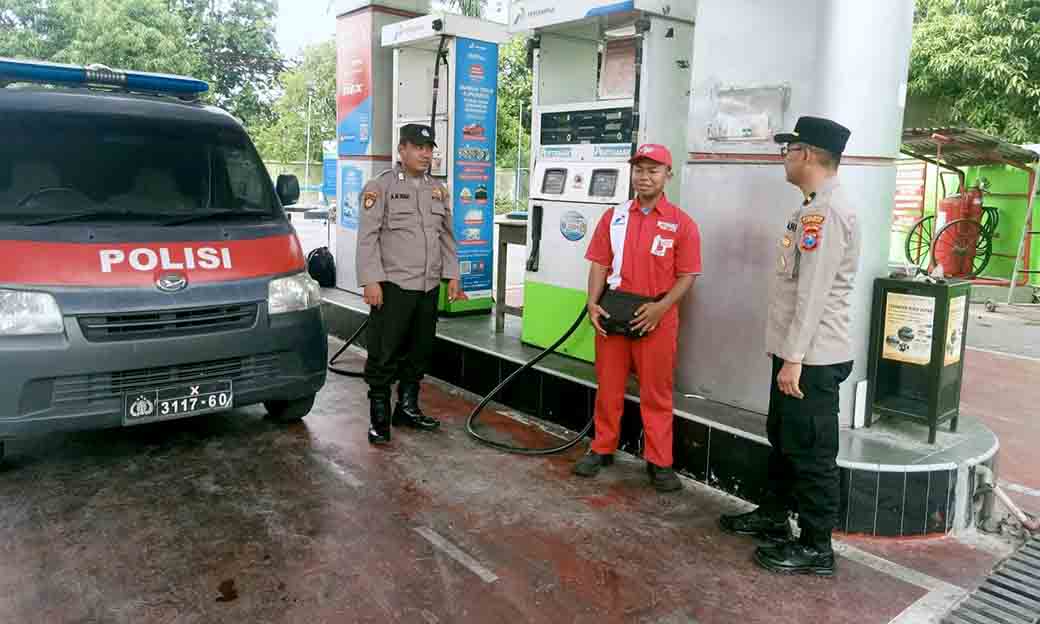 Patroli Di Spbu Desa Plaosan Anggota Polsek Babat Sampaikan Pesan Kamtibmas